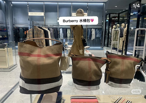 BURBERRY  0180
